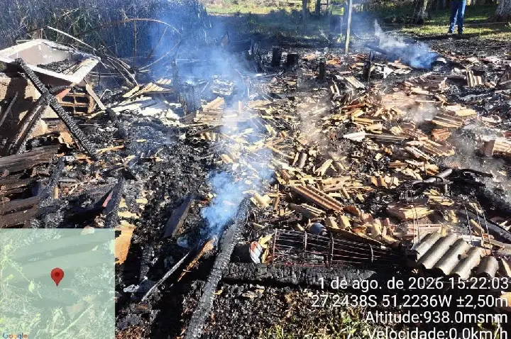 Incêndio destrói residência no interior de Campos Novos