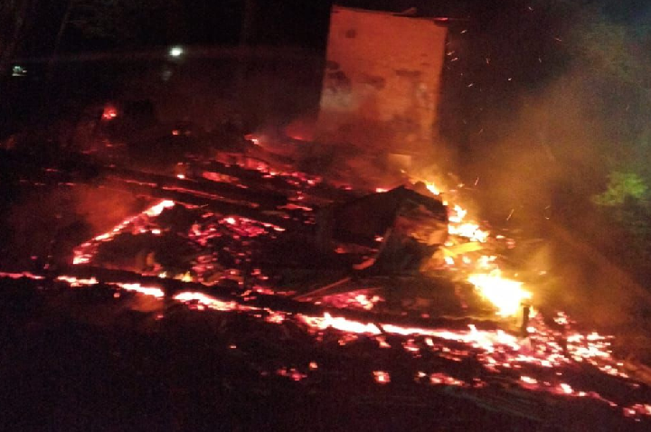 Incêndio destrói residência no interior de Vargem.