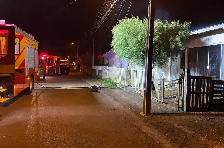 Incêndio em residência mobiliza Corpo de Bombeiros em Campos Novos.