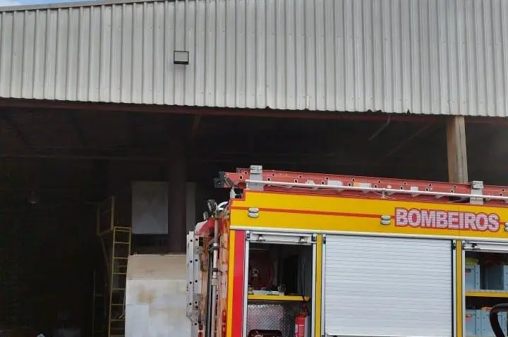 Incêndio em silo mobiliza Corpo de Bombeiros por cerca de quatro horas em Campos Novos