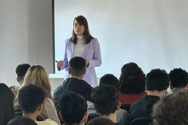Juíza visita escola em Campos Novos para dialogar com alunos sobre violência doméstica.