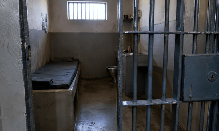 Júri em Curitibanos condena réu a 21 anos por homicídio ocorrido dentro de cela