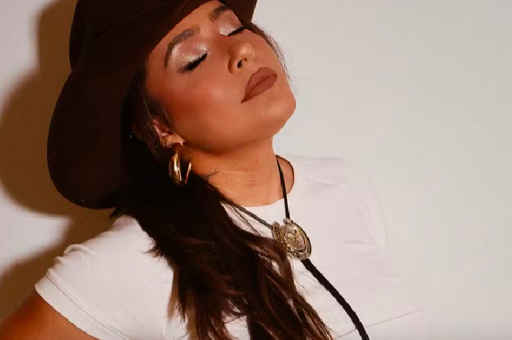 Lauana Prado exibe barriguinha de gravidez após anunciar sexo e nome de bebê: 'Me transformando'