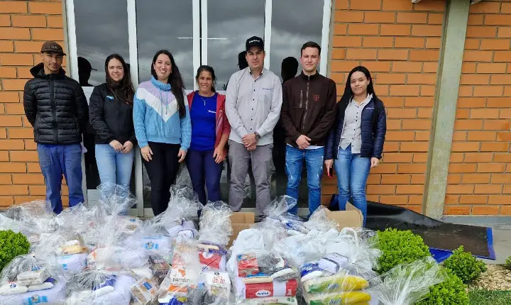 Mais de 1,5 tonelada de alimentos arrecadados pela Família Coocam.