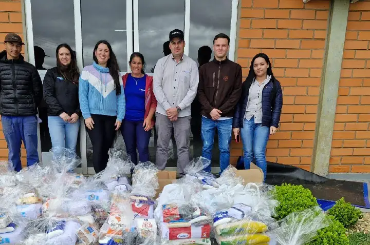 Mais de 1,5 tonelada de alimentos arrecadados pela Família Coocam.