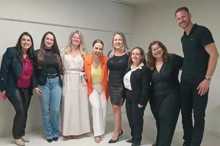 Mais de 500 pessoas lotam auditório em noite inesquecível com Laine Valgas em Campos Novos.