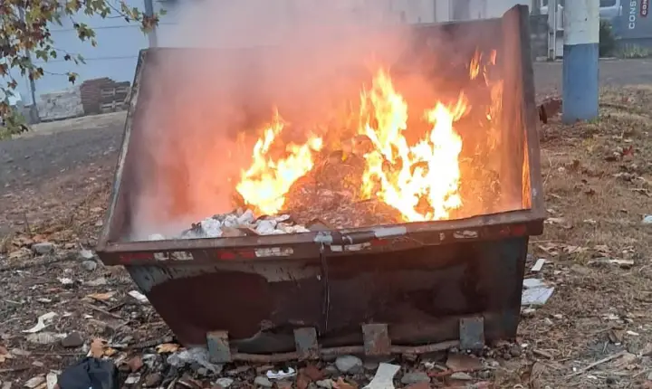 Mais uma caçamba de entulhos é incendiada em Campos Novos e Secretaria de Obras alerta para risco de suspensão do serviço