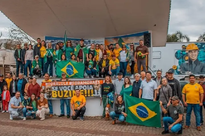 Manifestação reúne apoiadores da direita em Campos Novos.