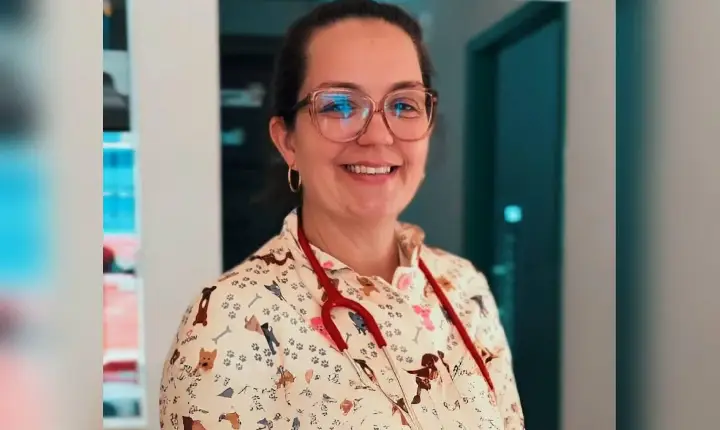Médica veterinária Letícia Wazny Silveira Alvares alerta para riscos das pulgas e reforça importância da prevenção o ano todo