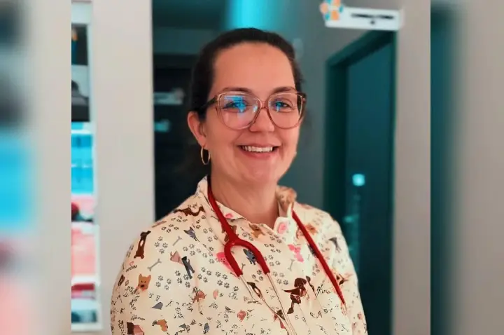 Médica veterinária Letícia Wazny Silveira Alvares alerta para riscos das pulgas e reforça importância da prevenção o ano todo