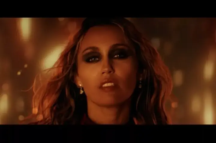 Miley Cyrus lança clipe de Dream as One