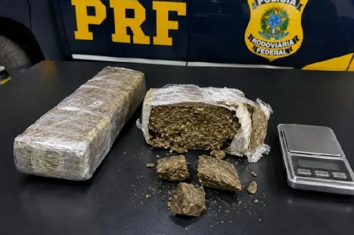 Moradora entrega à PRF de Joaçaba maconha que encontrou em frente a sua residência