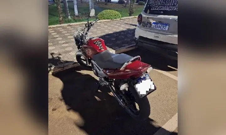 Motociclista é detido após avançar contra barreira policial e ferir policial em Campos Novos