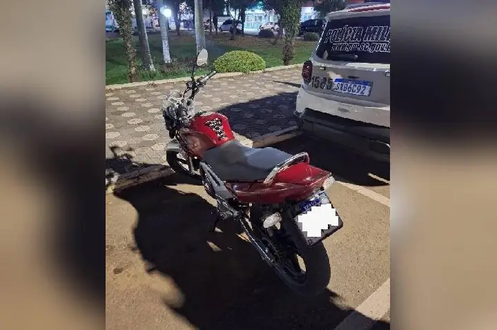 Motociclista é detido após avançar contra barreira policial e ferir policial em Campos Novos