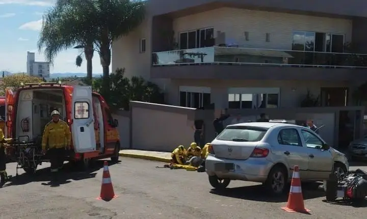 Motociclista fica ferido após colisão entre carro e moto em Campos Novos