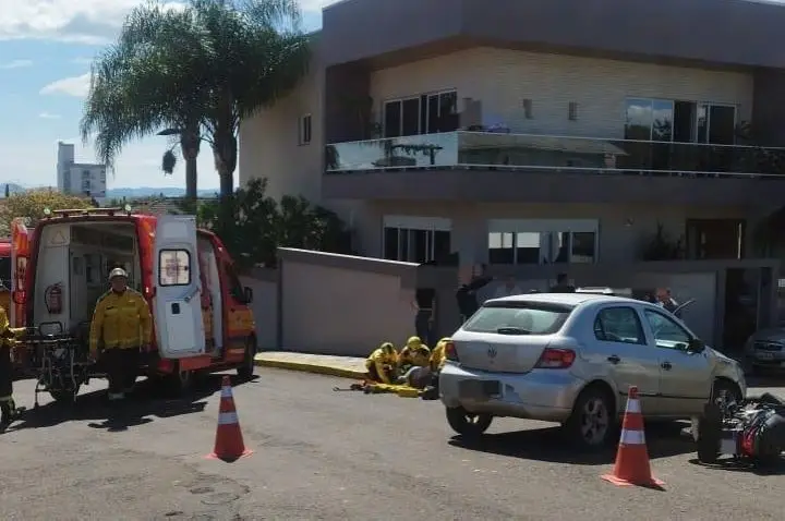 Motociclista fica ferido após colisão entre carro e moto em Campos Novos