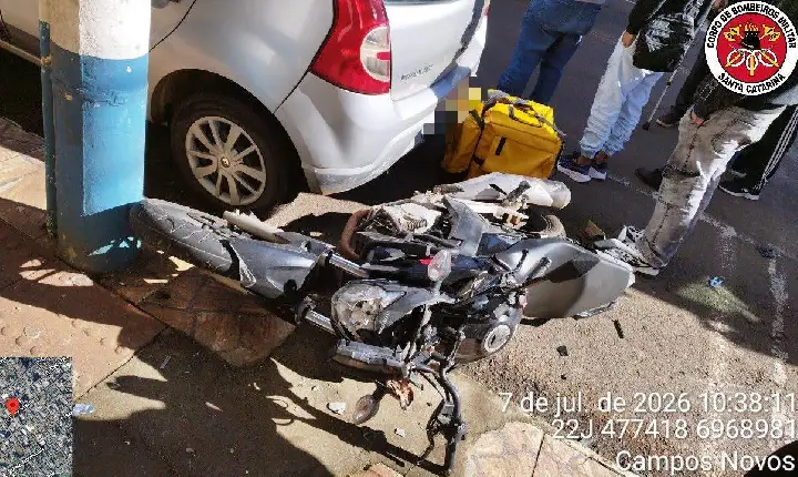 Motociclista fica gravemente ferido após colisão no Centro de Campos Novos