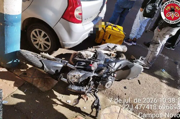 Motociclista fica gravemente ferido após colisão no Centro de Campos Novos