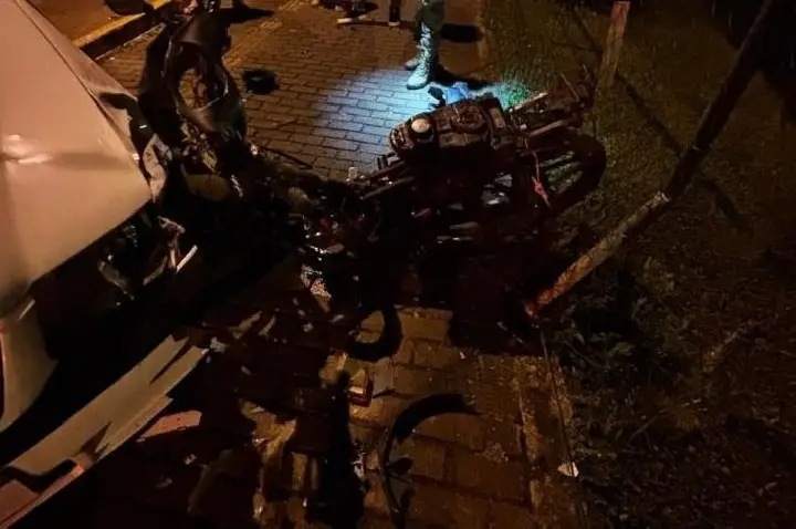 Motoneta e automóvel se envolvem em acidente no bairro Aparecida