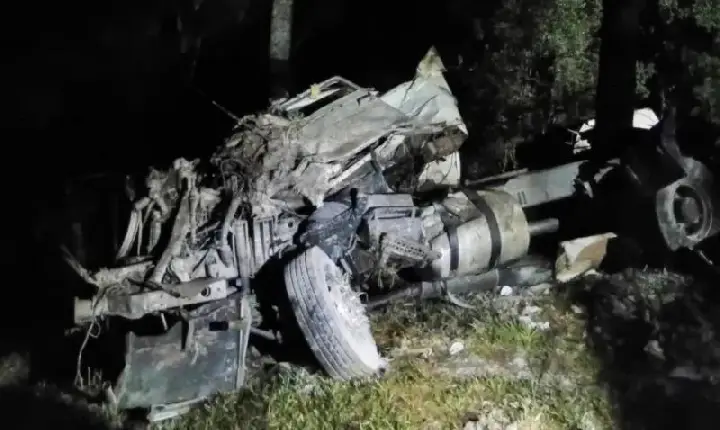 Motorista de carreta morre após veículo despencar em ribanceira na SC-355