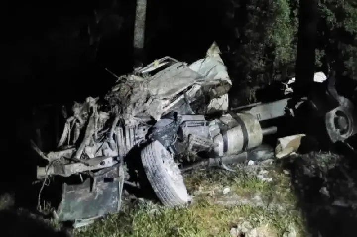 Motorista de carreta morre após veículo despencar em ribanceira na SC-355