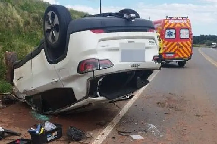 Motorista Fica Ferido em Capotamento na BR-470
