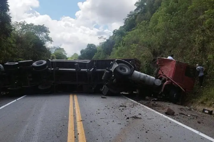 Motorista fica preso às ferragens após carreta tombar na BR-470, em Campos Novos