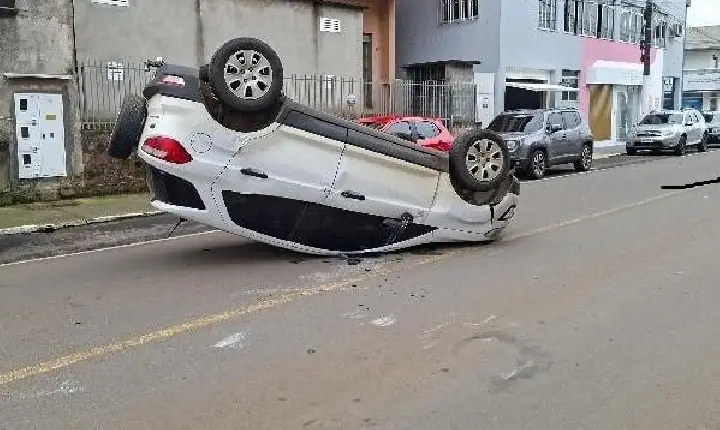 Mulher fica ferida após capotamento que atingiu três veículos estacionados no Centro de Campos Novos