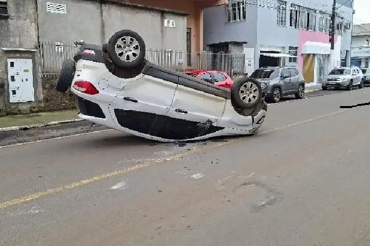 Mulher fica ferida após capotamento que atingiu três veículos estacionados no Centro de Campos Novos