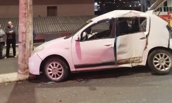 Mulher morre após carro bater contra poste em Campos Novos