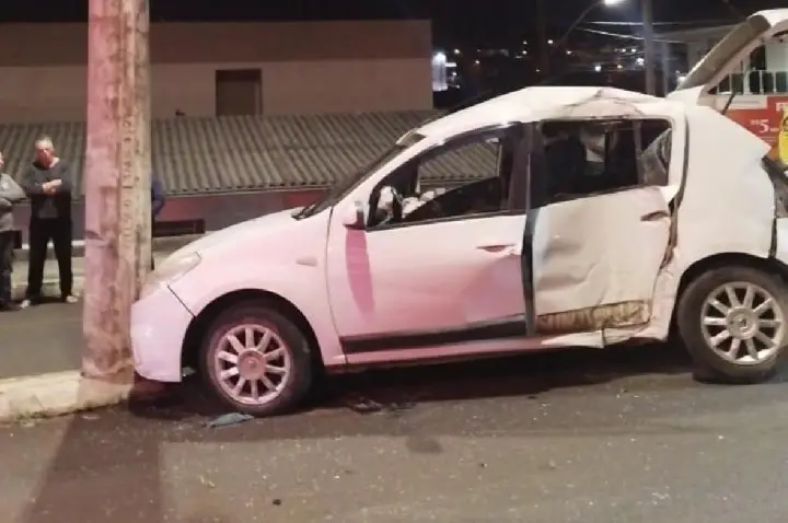 Mulher morre após carro bater contra poste em Campos Novos