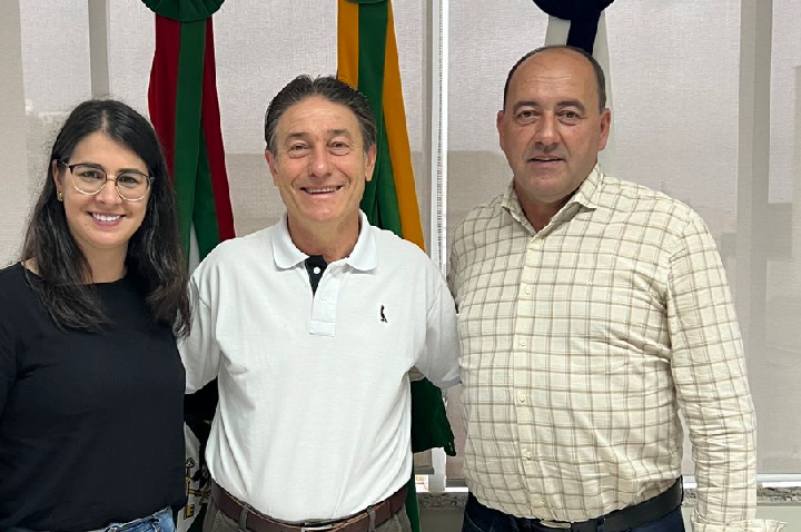 Novo pároco Miguel Longui é recebido pela administração municipal.