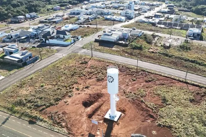 Novo reservatório de 100 mil litros é instalado no Loteamento Santa Clara
