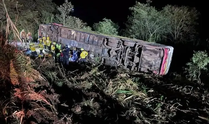 Ônibus cai em ribanceira e deixa três mortos no Oeste catarinense