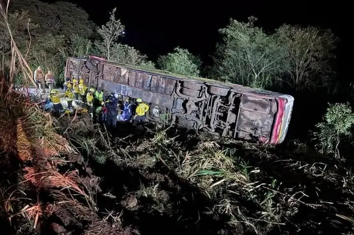 Ônibus cai em ribanceira e deixa três mortos no Oeste catarinense