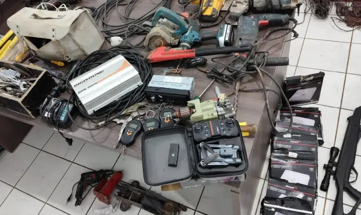 Operação conjunta das polícias Civil e Militar desarticula esquema de furtos e apreende objetos e arma