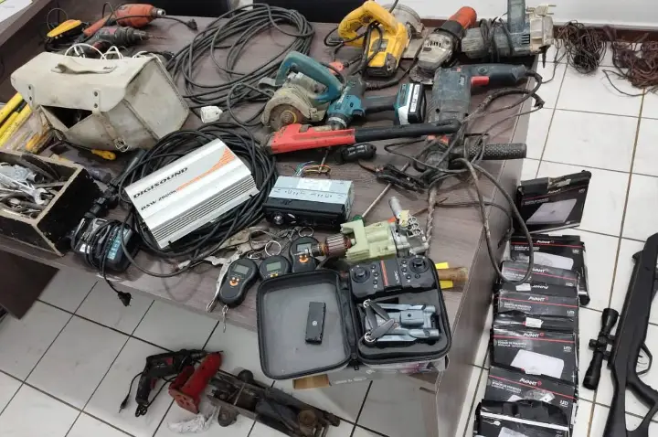 Operação conjunta das polícias Civil e Militar desarticula esquema de furtos e apreende objetos e arma