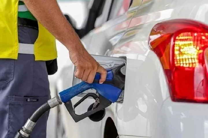 Petrobras anuncia redução de 5,6% no preço da gasolina para as distribuidoras.