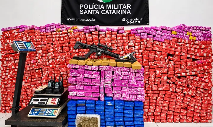 PM apreende cerca de uma tonelada de maconha, pistola e fuzil em SC