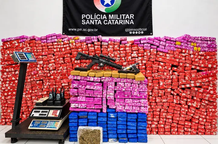 PM apreende cerca de uma tonelada de maconha, pistola e fuzil em SC