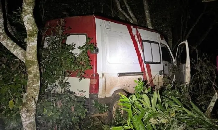Polícia apreende carga de cigarros contrabandeados em ambulância fake em Celso Ramos.