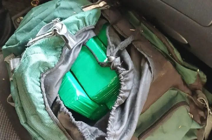 Polícia encontra mais de 22 kg de drogas em carro com licenciamento vencido na BR-282