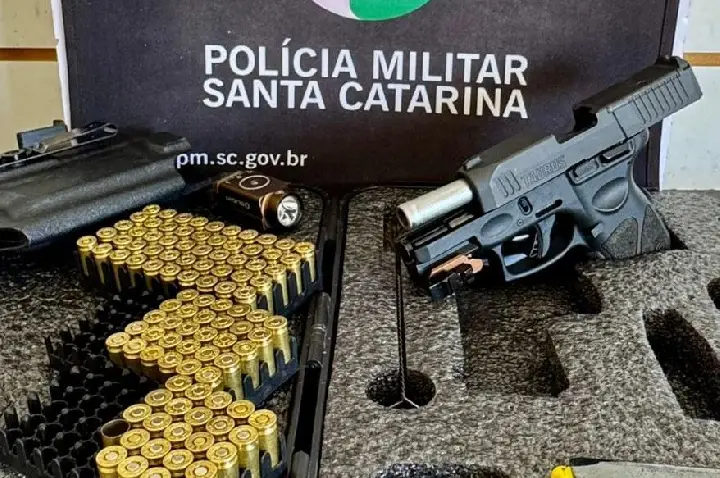 Polícia Militar apreende arma de fogo e munições após perseguição em Campos Novos