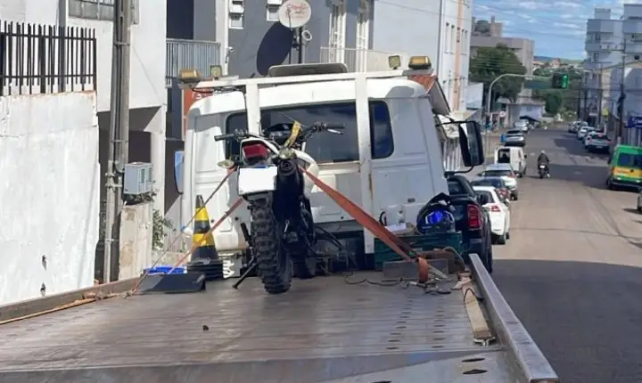 Polícia Militar flagra condutor sem CNH e remove motocicleta irregular em Campos Novos