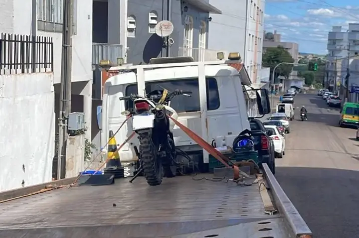 Polícia Militar flagra condutor sem CNH e remove motocicleta irregular em Campos Novos