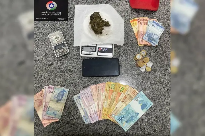 Polícia Militar prende homem em flagrante por tráfico de drogas em Campos Novos