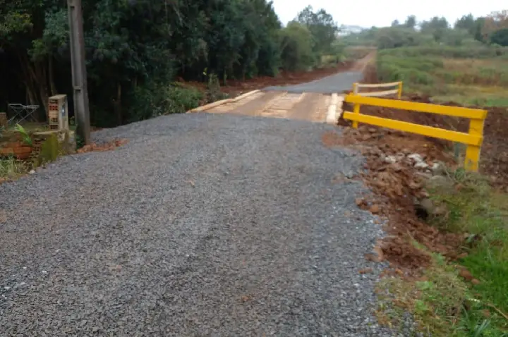 Ponte próxima à APAE recebe manutenção e melhorias em Campos Novos.