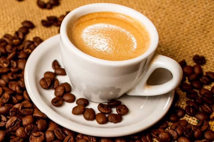 Preço do café sobe 81% ao consumidor, mas começa a cair no campo com avanço da colheita