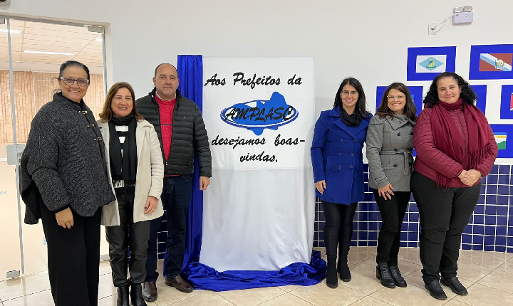 Prefeito Dirceu Pé recebe prefeitos da Amplasc em Campos Novos para encontro com foco em educação e desenvolvimento regional.