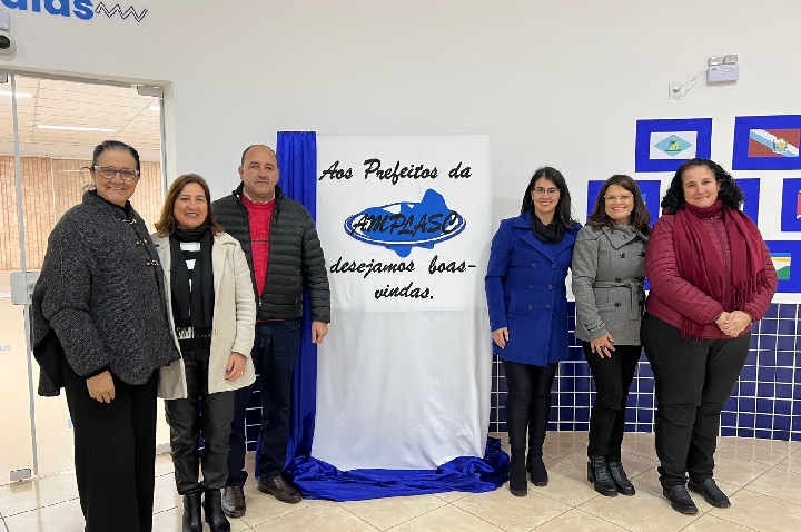 Prefeito Dirceu Pé recebe prefeitos da Amplasc em Campos Novos para encontro com foco em educação e desenvolvimento regional.